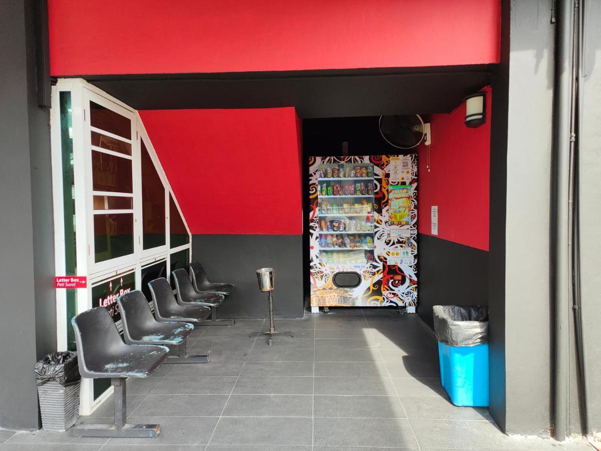 Walk Inn Miri Exterior foto
