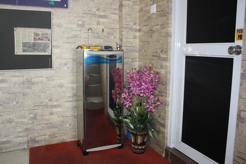 Walk Inn Miri Exterior foto
